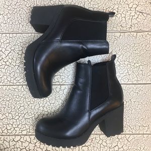 Refresh Club Women’s Black Chunky Heel Bootie